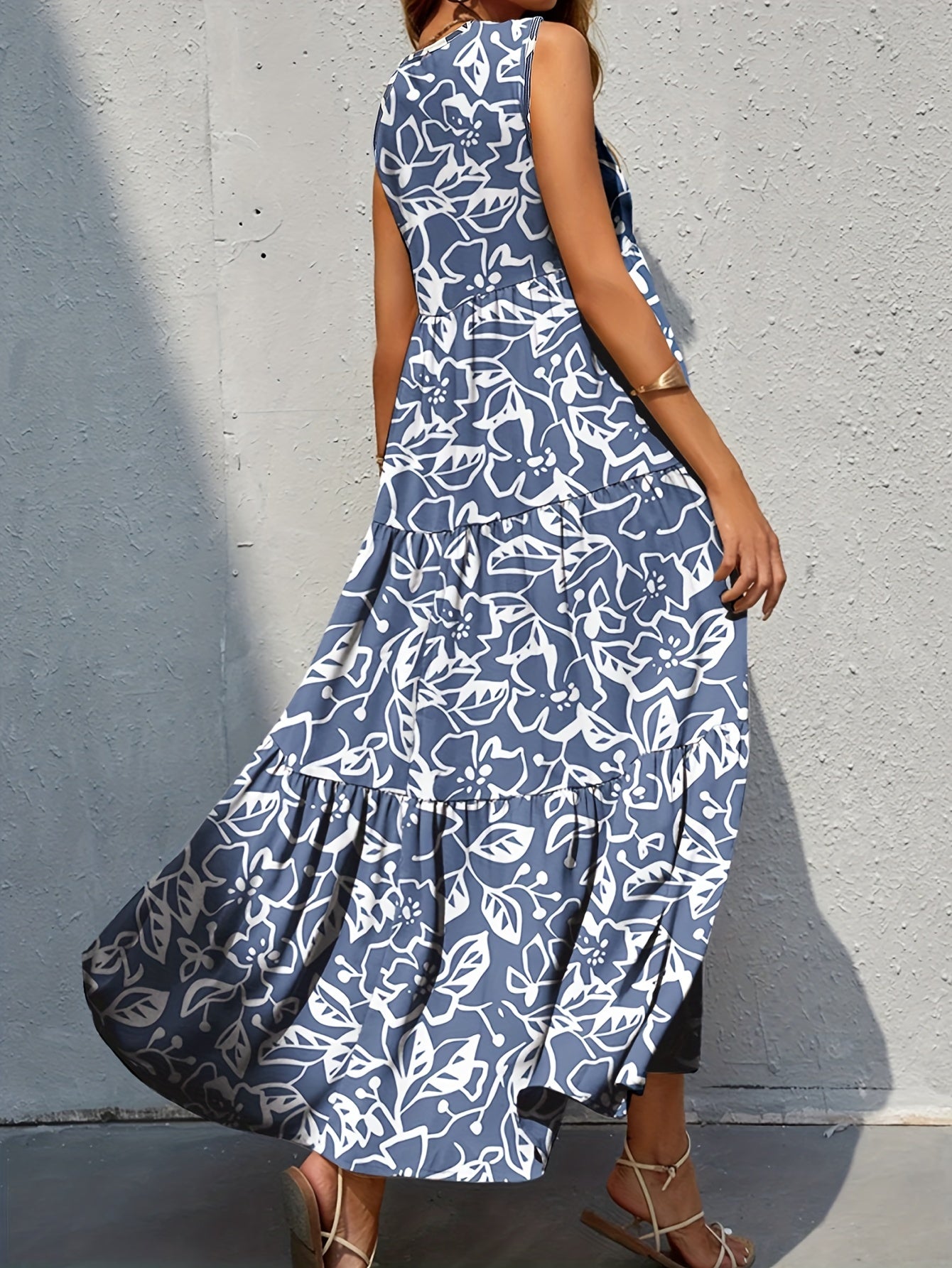 Abito a canotta con orlo a balze e stampa floreale, scollo a V senza maniche