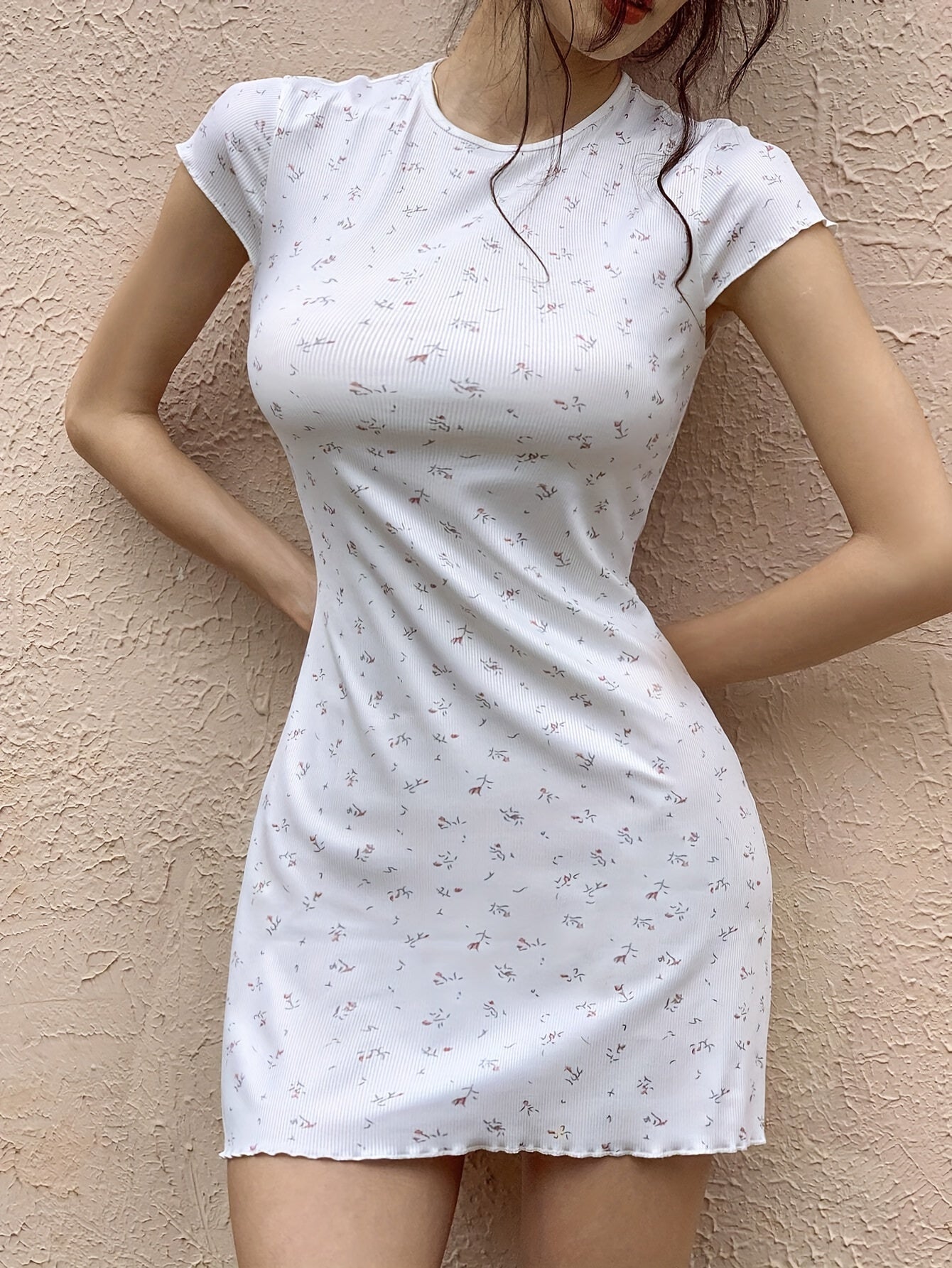 Miniabito a maniche corte con stampa floreale - scollo rotondo, finiture in lattuga, abito estivo aderente alla figura, leggero e arioso
