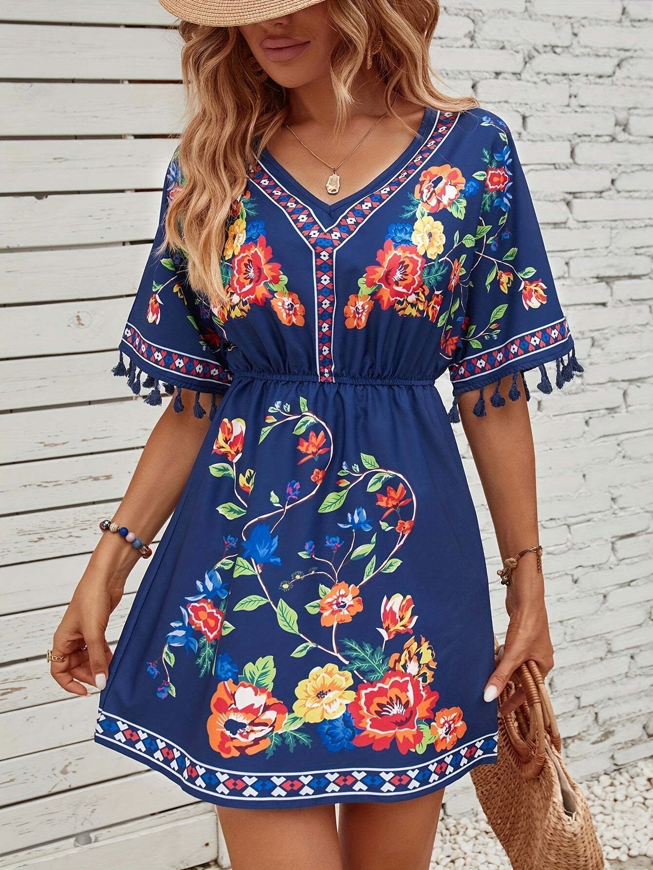 Abito con scollo a punta, motivo a quadri e nappe, eleganti maniche corte