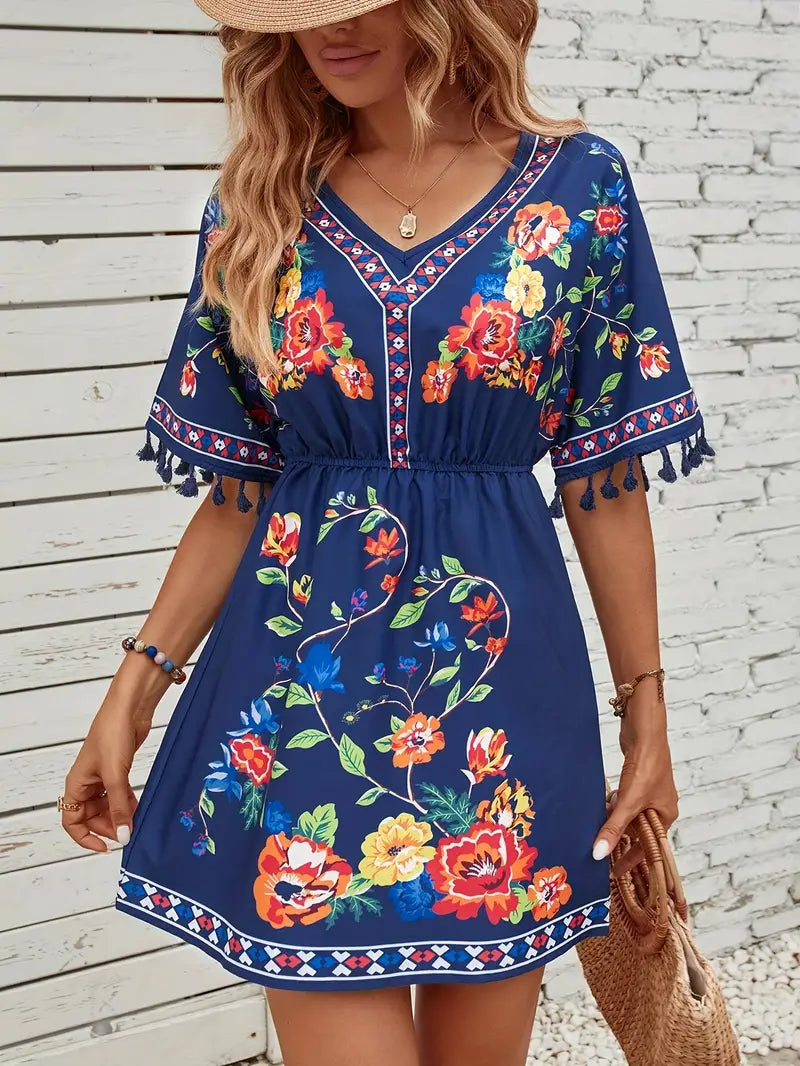 Elegante abito da donna con scollo a V e motivo floreale con nappe