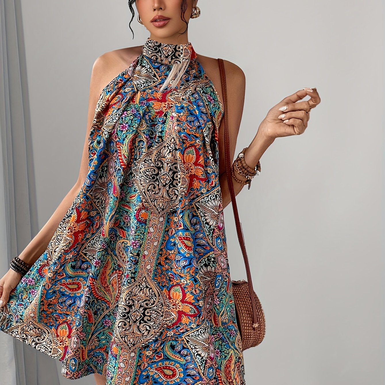 Elegante abito midi a motivi geometrici con accenti dorati