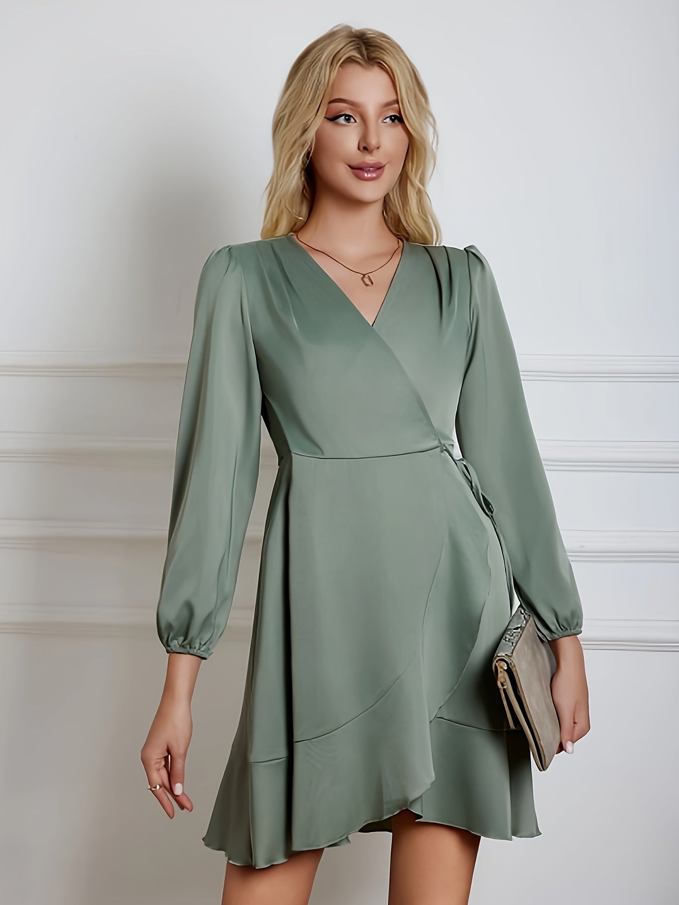 Abito a portafoglio in raso verde menta per donna - maniche a lanterna, dettaglio volant, collo incrociato