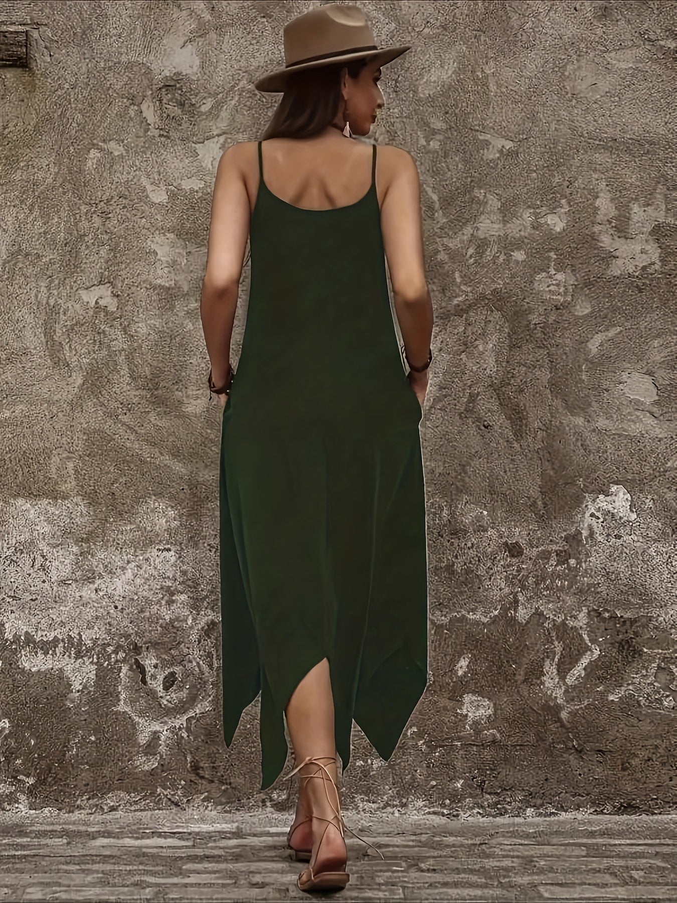 Abito con orlo asimmetrico e cinturino per gli spaghetti, casual e senza maniche