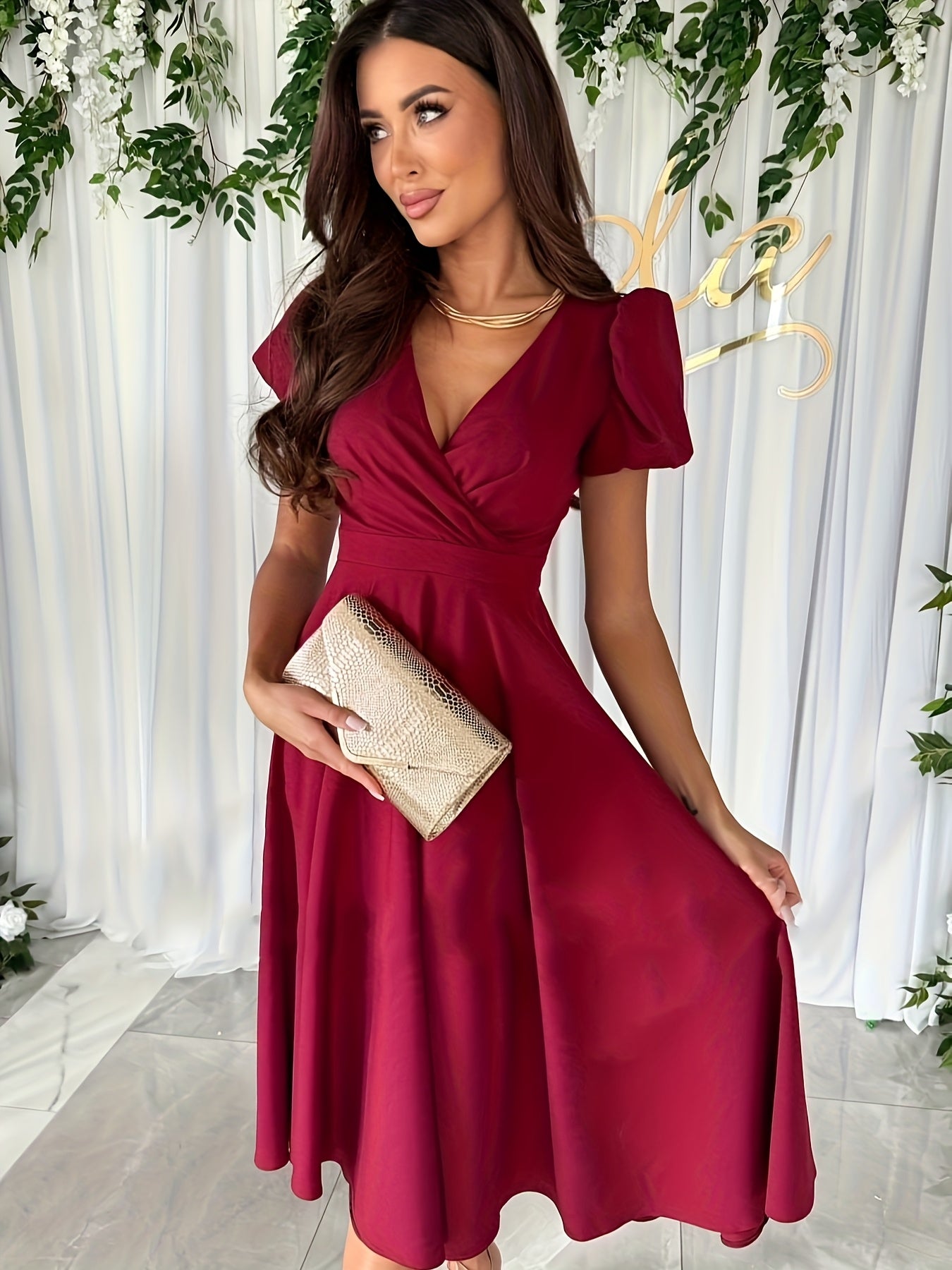 Abito swing - Elegante abito estivo con scollo a V, maniche a sbuffo e vita aderente