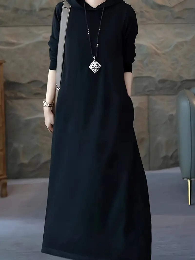 Elegante abito da donna in maglia con cappuccio - slim-fit, versatile ed elegante