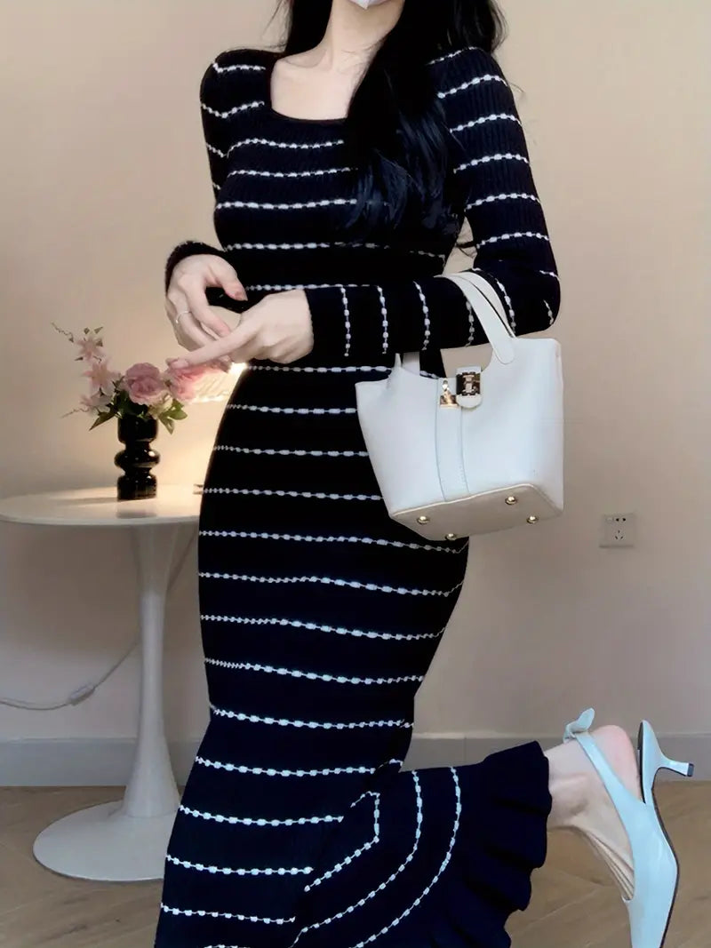 Abito in maglia con collo quadrato e bordo arricciato - Vestibilità lunga