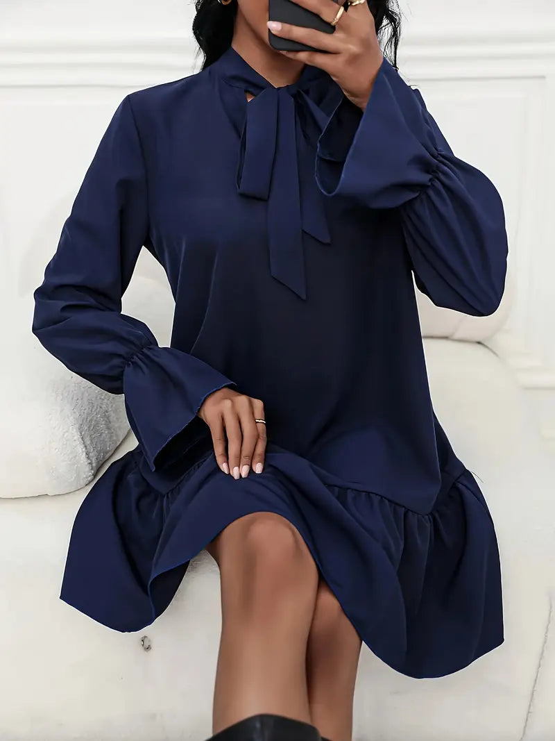 Sofisticato abito a maniche lunghe con scollatura a fiocco e balze