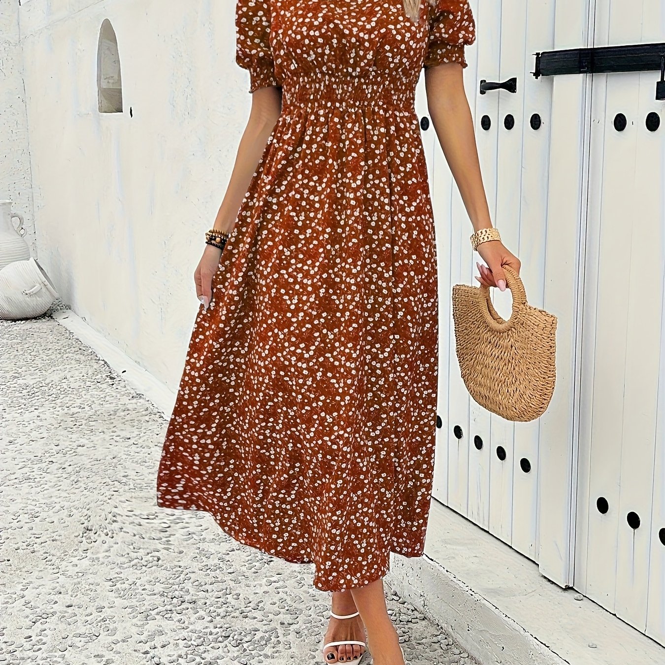 Elegante abito floreale, top aderente e gonna ampia