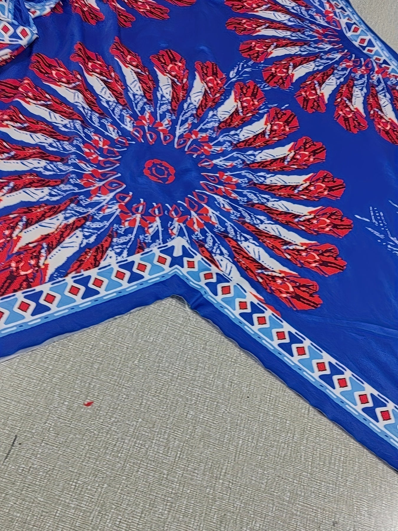 Abito da spiaggia con scollo a V e spalline, con stampe e orlo asimmetrico