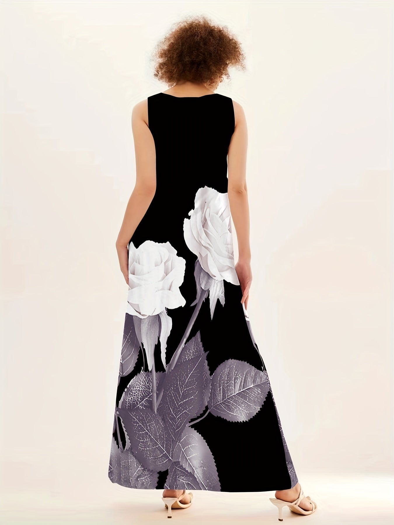 Maxi abito senza maniche con stampa floreale e scollo a intaglio