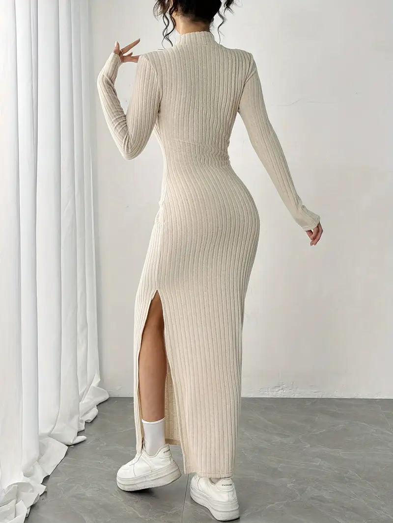 Abito in maglia a coste con colletto, maniche lunghe e spacco laterale