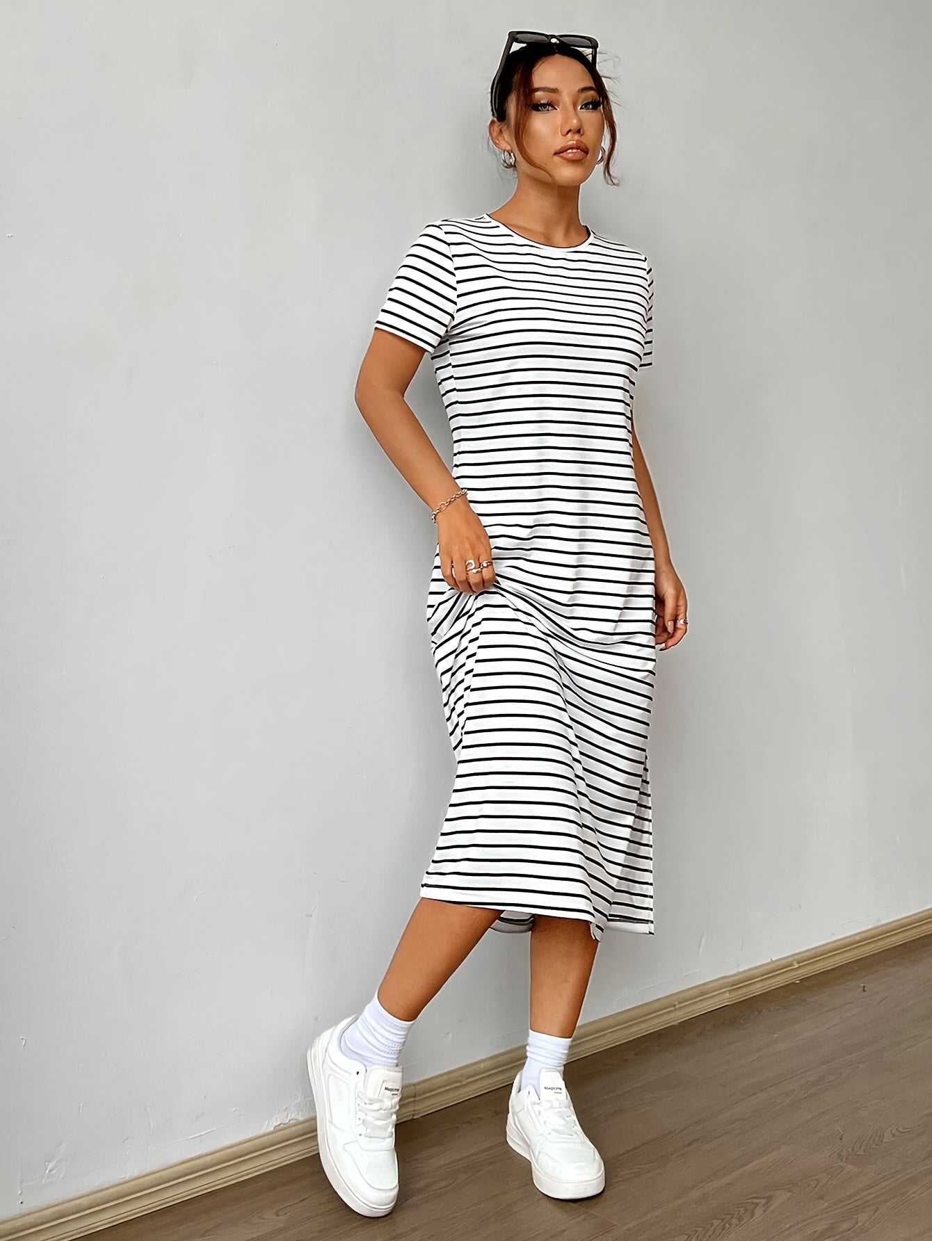 Abito estivo a righe bianche e nere, casual a maniche corte