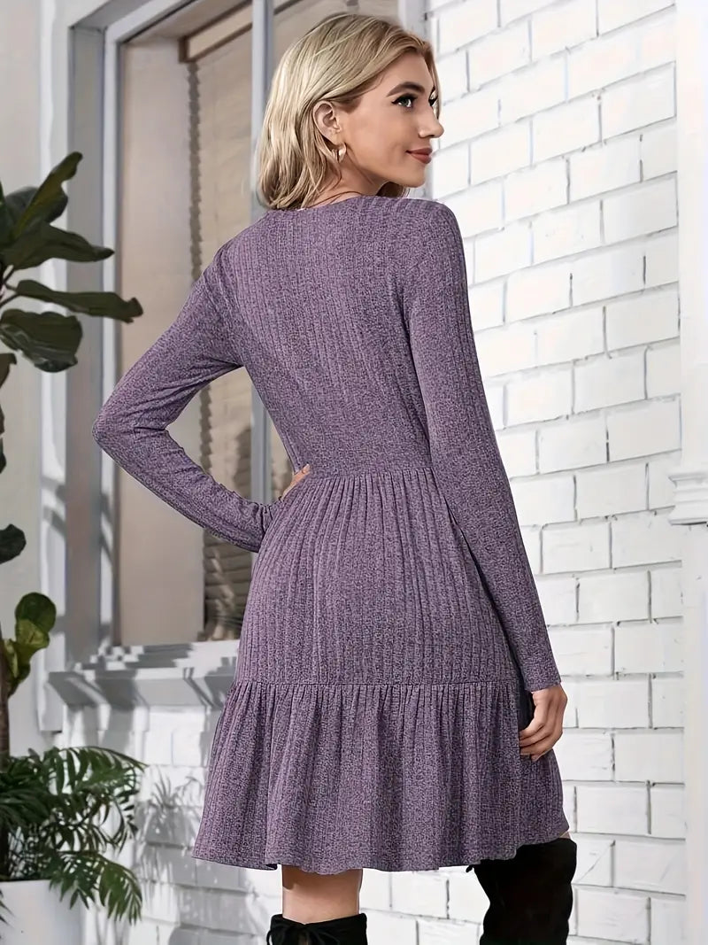 Abito semplice e senza tempo, con scollo rotondo e orlo increspato, che non lascia indifferenti.