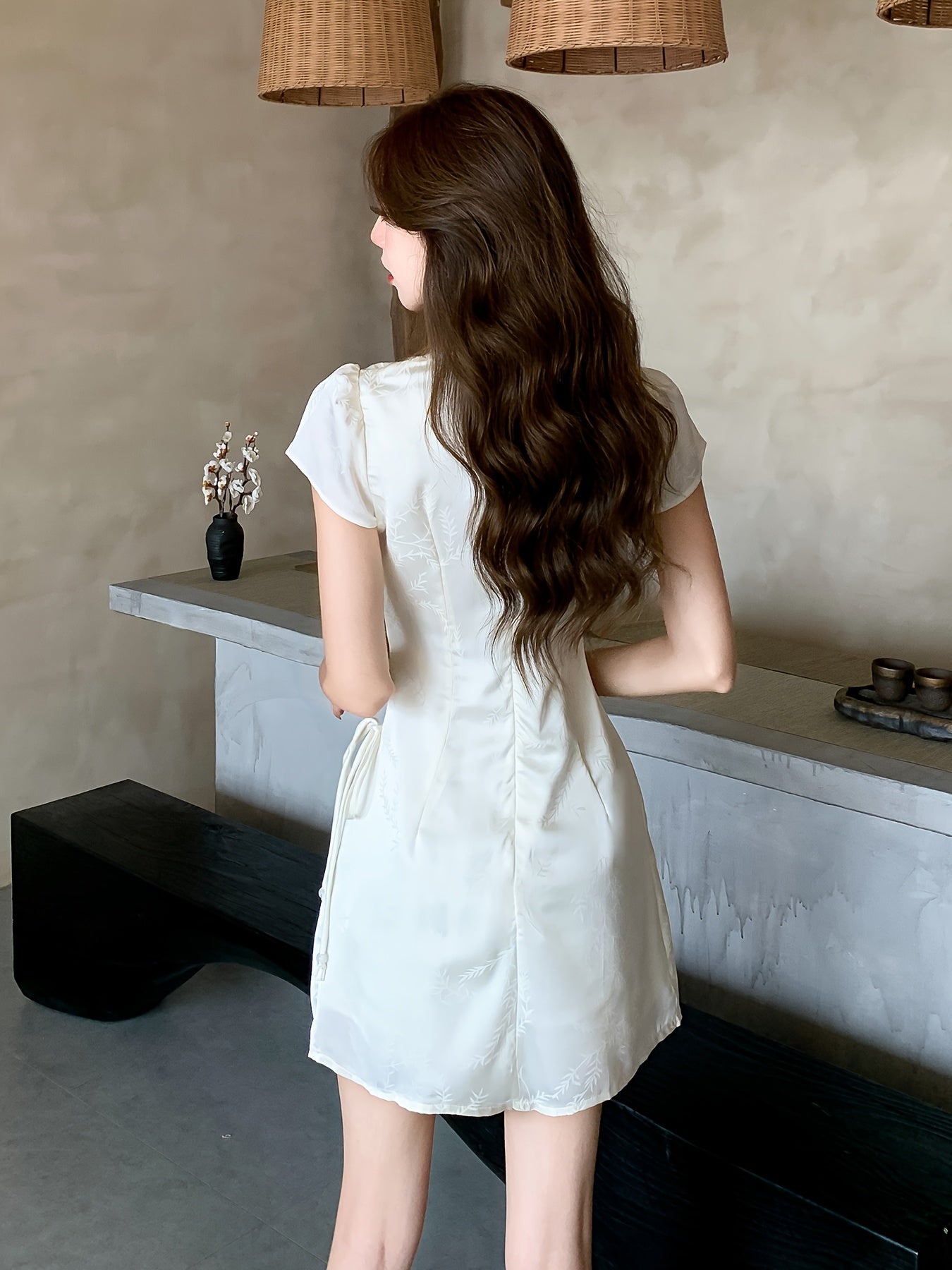 Elegante abito estivo in raso - Beige, scollo a V, maniche corte, coulisse in vita, linea ad A