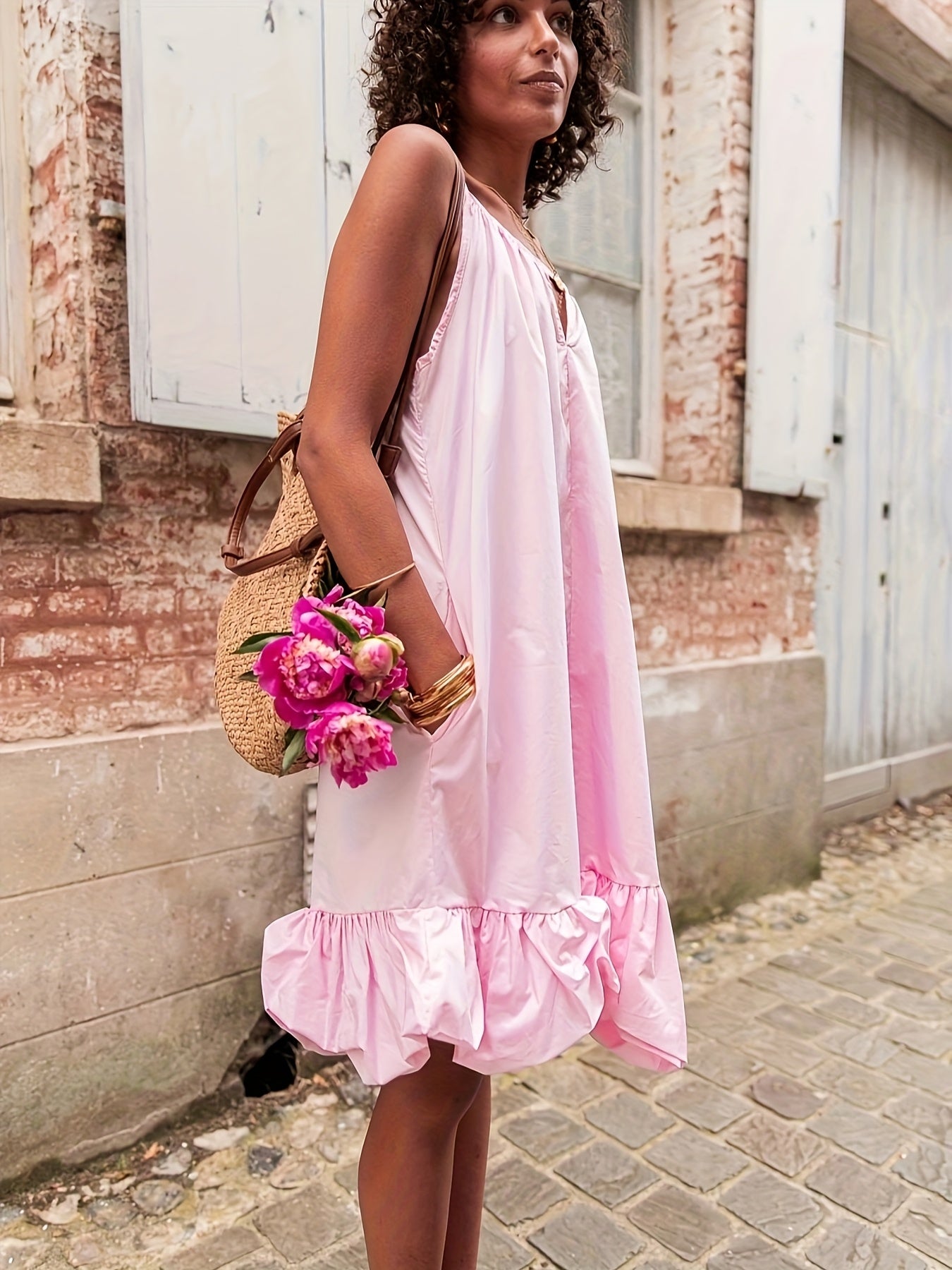 Abito estivo con cinturino sottile in poliestere rosa arioso e alla moda