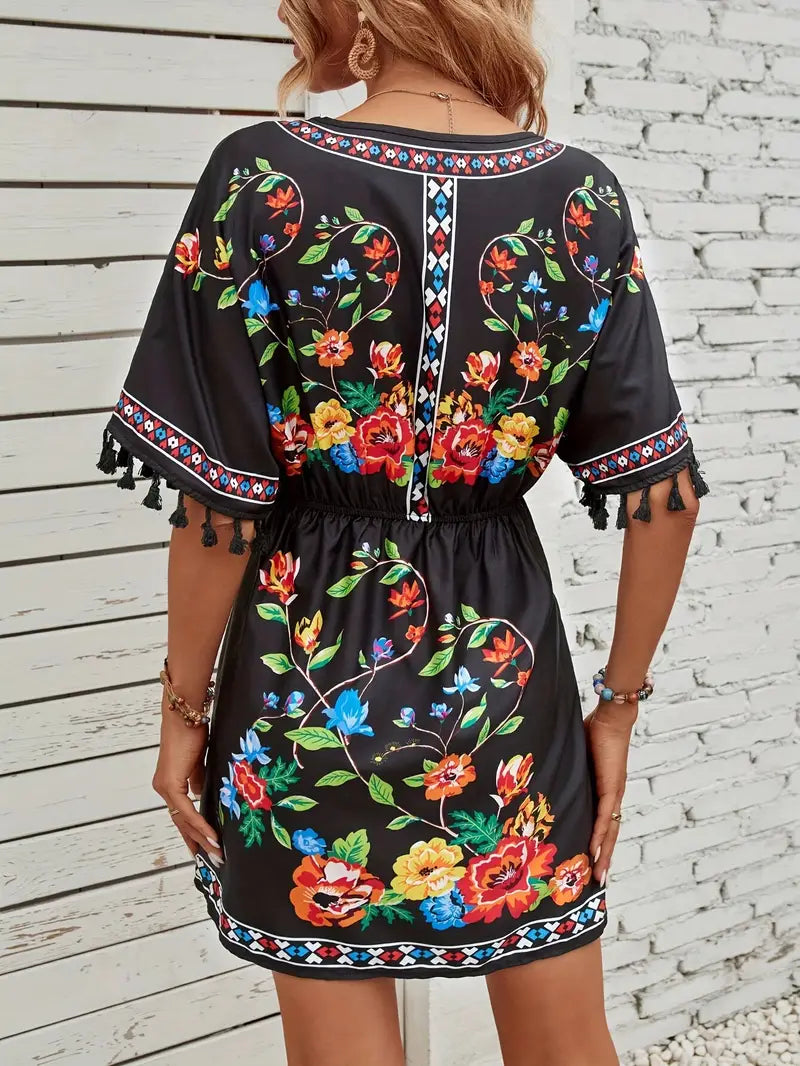 Elegante abito da donna con scollo a V e motivo floreale con nappe