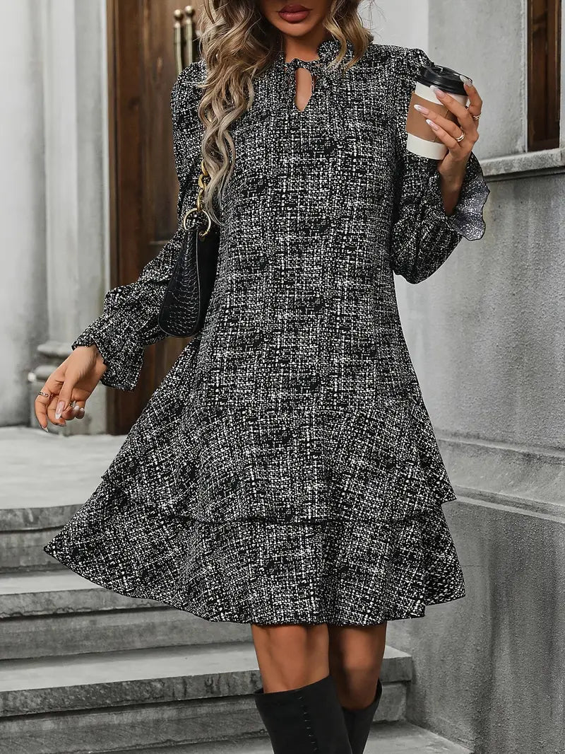 Abito a quadretti pronto per le vacanze con finiture femminili in pizzo