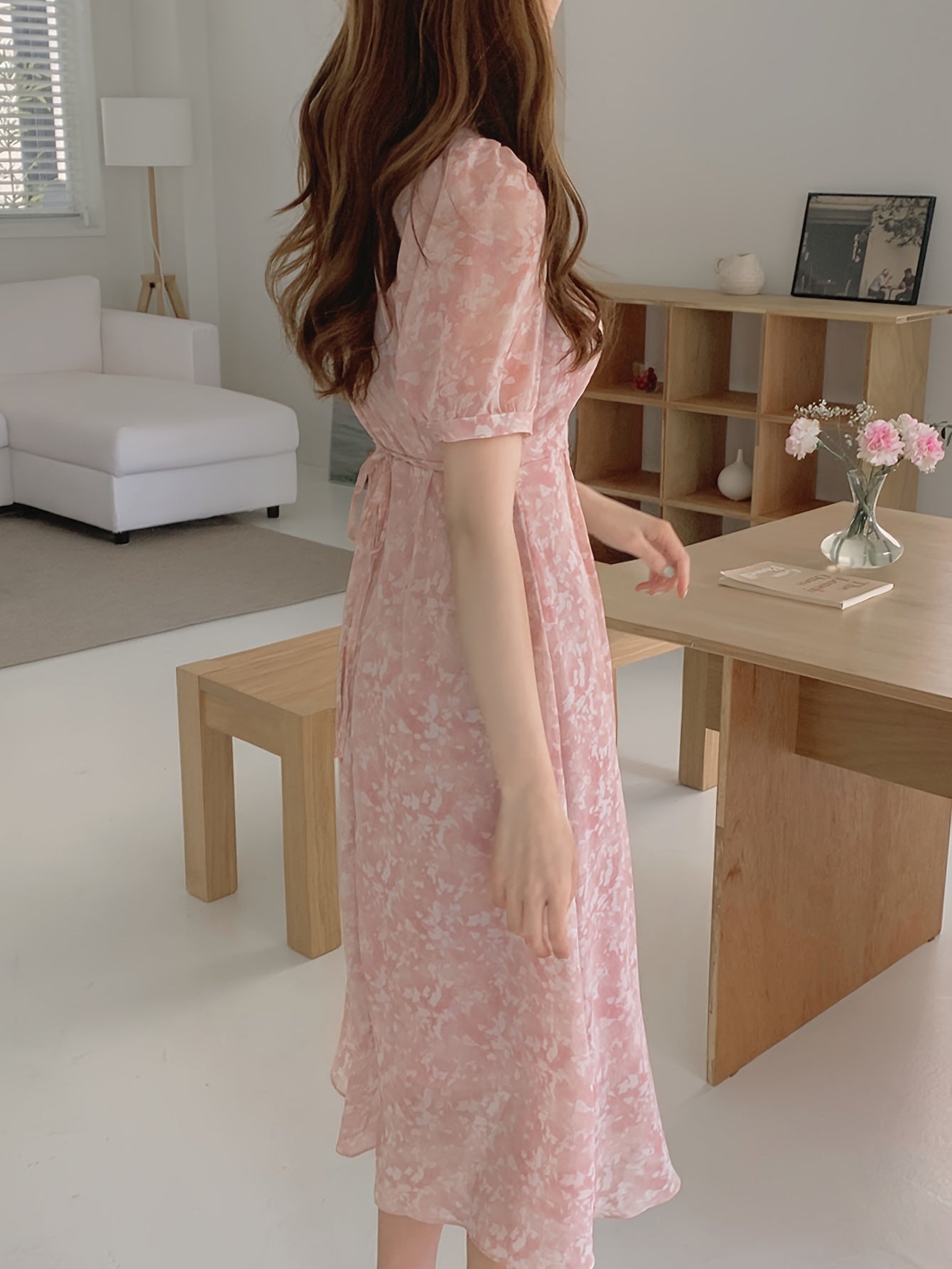 Elegante abito midi in chiffon con motivo floreale, scollo a V e maniche a sbuffo